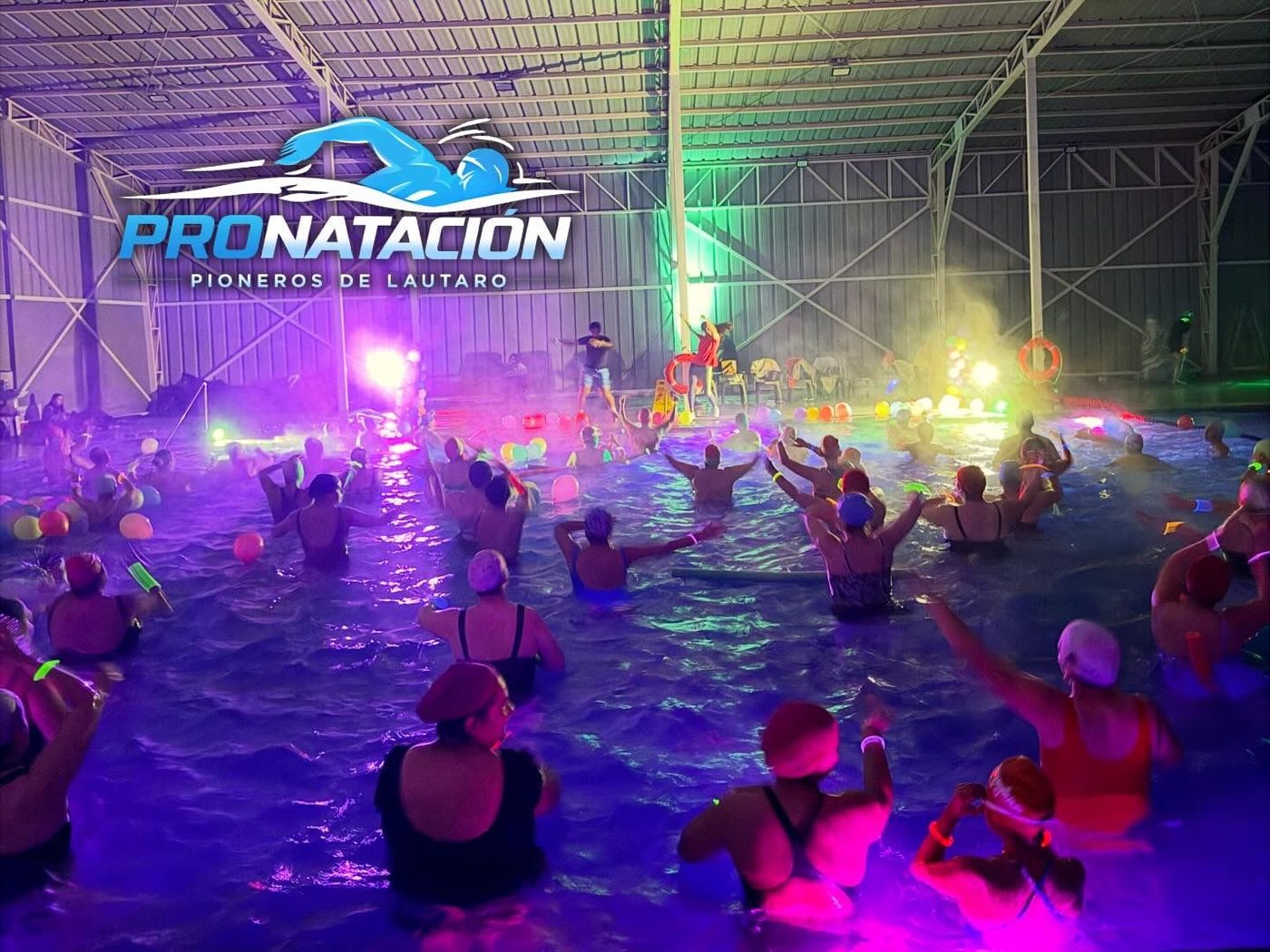 Hidrogimnasia nocturna con luces en Pronatación